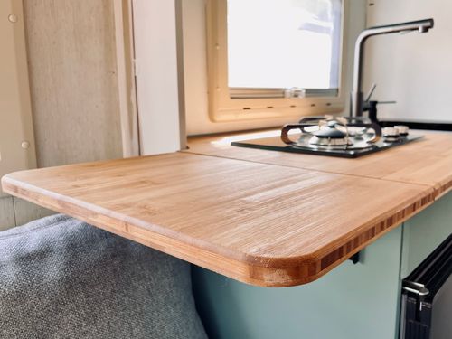 Rundschliff am Beistelltisch mit der Makitafräse