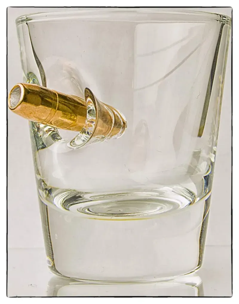 Whiskey Glas mit Kugel im Glas
